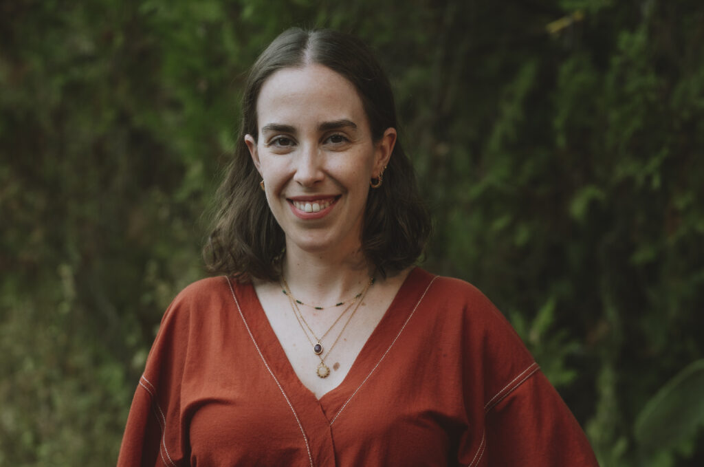 Primer plano de Sandra Machado sonriendo al aire libre
